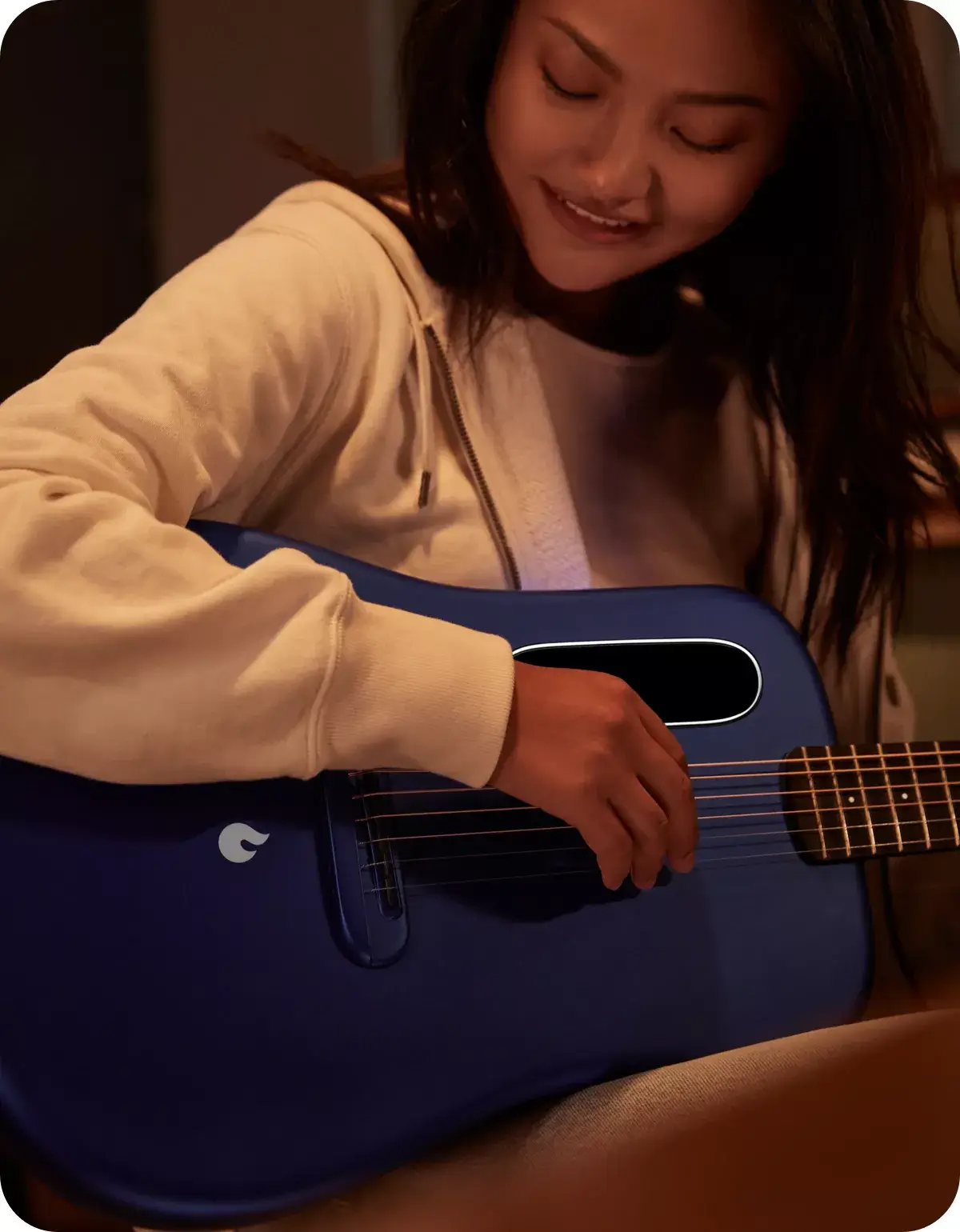 女性彈奏藍色Lava-Me-3-guitar
